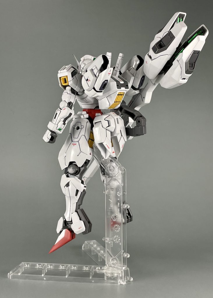 合わせ目消しと筆塗りによる部分塗装を施し、デカール貼り、光沢を吹いています。新しいキットなので本体自体は合わせ目も色分けも、ほぼ気になりませんが、バックパックには合わせ目や塗装箇所がそれなりにありました。【使用塗料】バックパックのライン、各バーニア内部:水性ホビーカラー ディアクティブブラックバーニア外部、足首関節:水性ホビーカラー ルブリスグレー