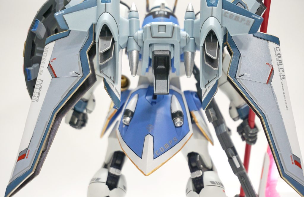 どうしても羽のデザインを変えたかったので段差をカッターで削り飛ばしてスジを掘り直しました筆塗での色の塗分けが非常に難しくてガタガタになりましたがデザインは満足です