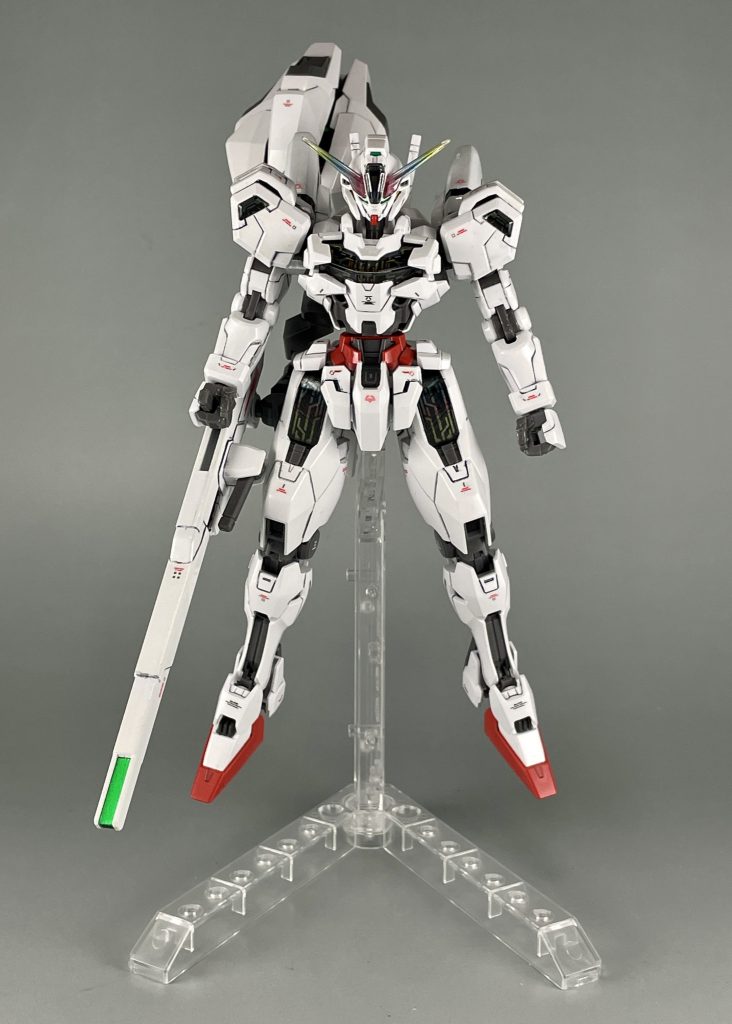 箒ことヴァリアブルロッドを装備させると、重すぎて自立が難しい。なのでクリアパーツのスタンドが付属しているのは本当にありがたいですね。まぁ活躍の場面が宇宙空間のみだったので、これでいいのかも。