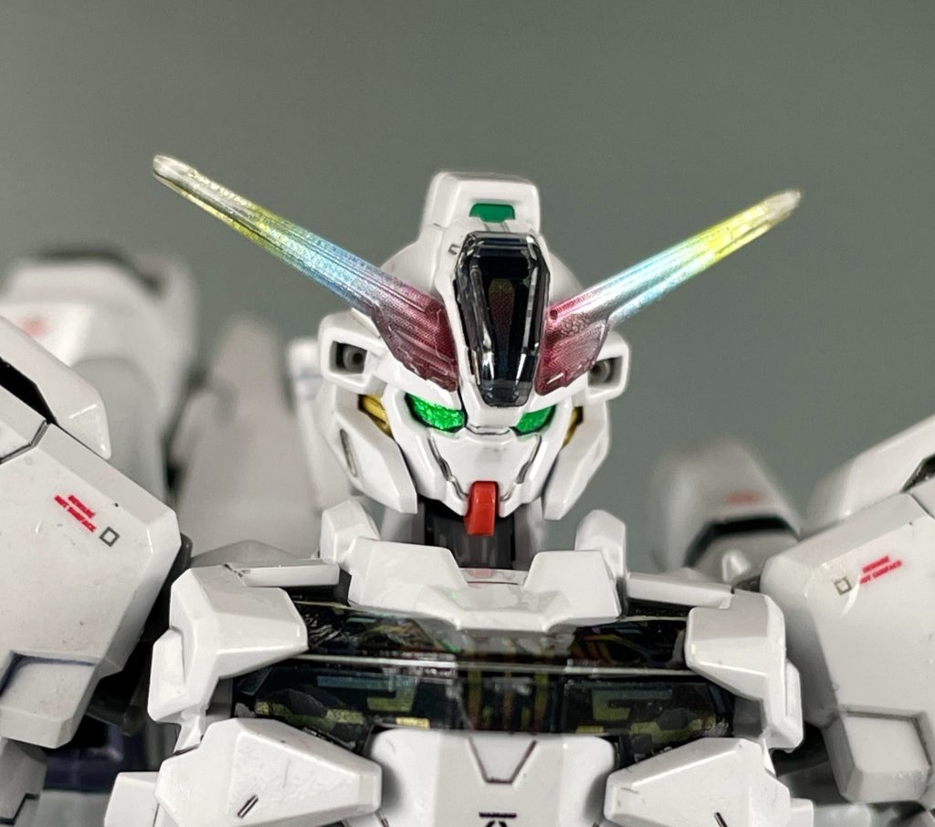 バストアップ。アンテナや各種シェルユニットは発光状態と非発光状態の選択式です。デカールはエアリアルのものと市販のものを適当に貼っています。