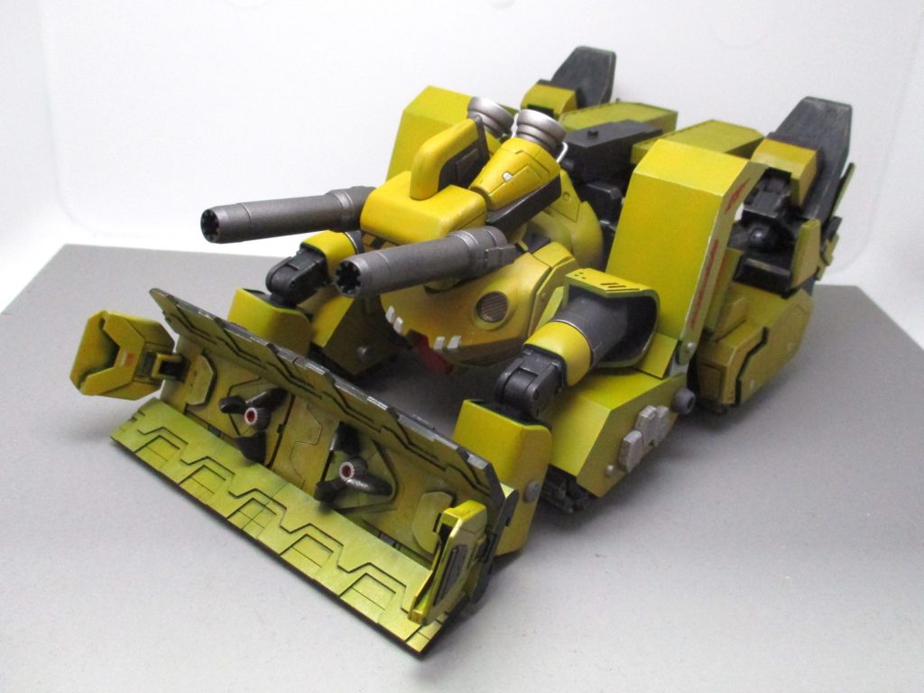 ガンプラの含有率がかなり低いので、投稿していいのか不安だったりします……。戦争で住民がいなくなった都市の建造物などを根こそぎ粉砕して、資源として再利用しようと考えた民間業者が、ジャンクから作ったと妄想しています。上から出てるキャノンも、危険な建造物を補強するための大口径トリモチ弾だったり、道路を応急処置する速乾性セメント弾だったりを撃つためのもので、戦闘用ではありません(MS相手にでも命中したらえらいことになりますが)。