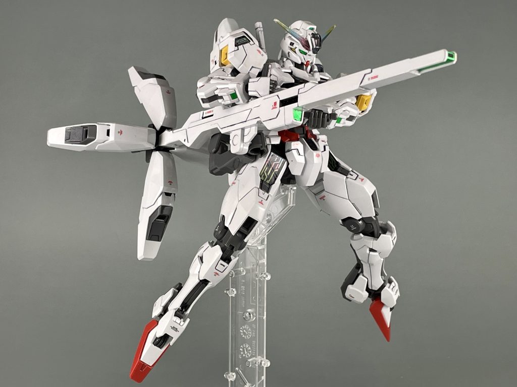 キャリバーンの代名詞・ヴァリアブルロッドライフル。かなり長いです。HGUCヅダの対艦ライフルと比較してみたのですが、ほぼ同じ長さでしたw