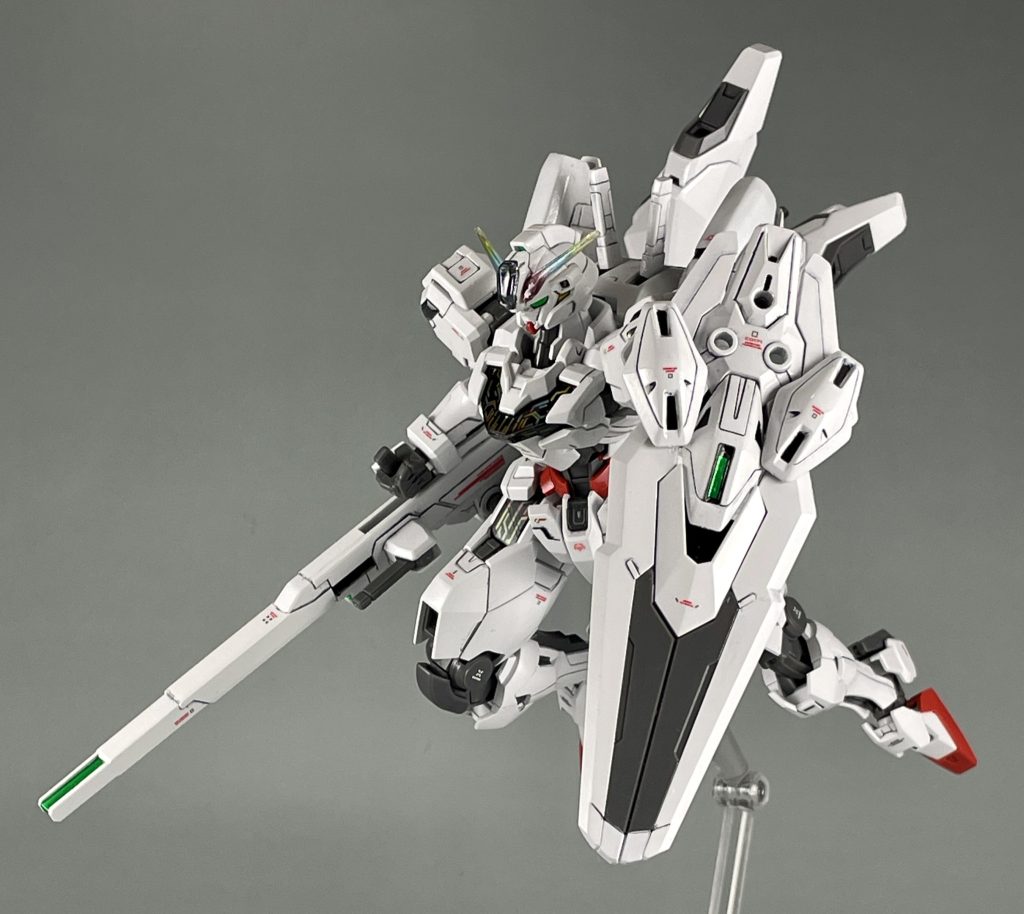 エスカッシャンを装備させてフル装備形態。本体は華奢なのにロッドと合わせるとかなりボリュームがありますね。エスカッシャンの先端部分は水性ホビーカラーのガンダムエアリアルホワイトで塗装してます。
