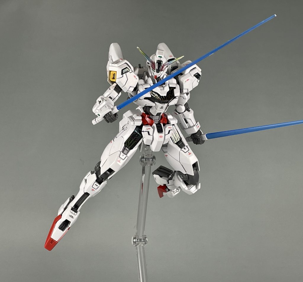 ビームサーベルも2本付属。バックパックに装着されているグリップと組み合わせて持たせます。