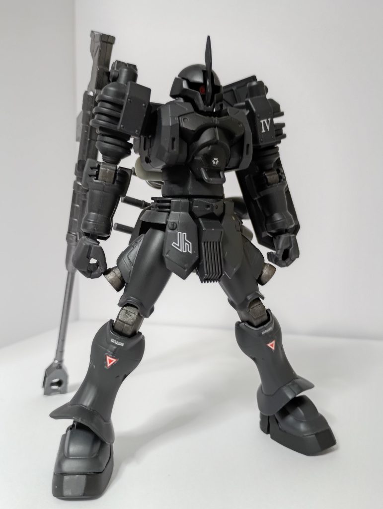 プロポーションの主な改修個所は、頭部の小型化、胴体の延長、腕の付け根部分の短縮化、脛部分の幅の延長、あと足の小型化を行っています。(以前作ったものなので少々うろ覚えです…)トールギスのイメージをつけたかったので、腿にはバーニアを追加しています。