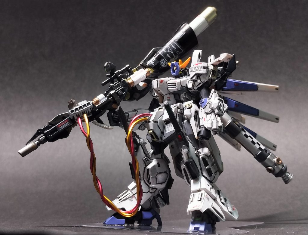 2.        Zガンダムのハイパーメガランチャーをベースにコンパクト化とハイパワー化を両立させたバスターランチャー“ターミネーター”を装備し、パージ可能な装甲で覆われている。いわゆるフルアーマー的な機体。
