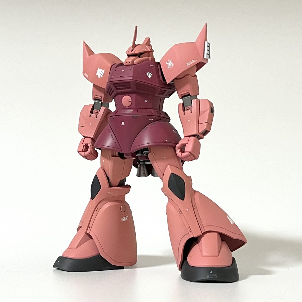 シンプルに見えるかと思いますが、結構いじり倒しました。素組みでは上半身がやたらヘビーだったので、下半身にボリュームを持たせどっしりスタイルになりました。