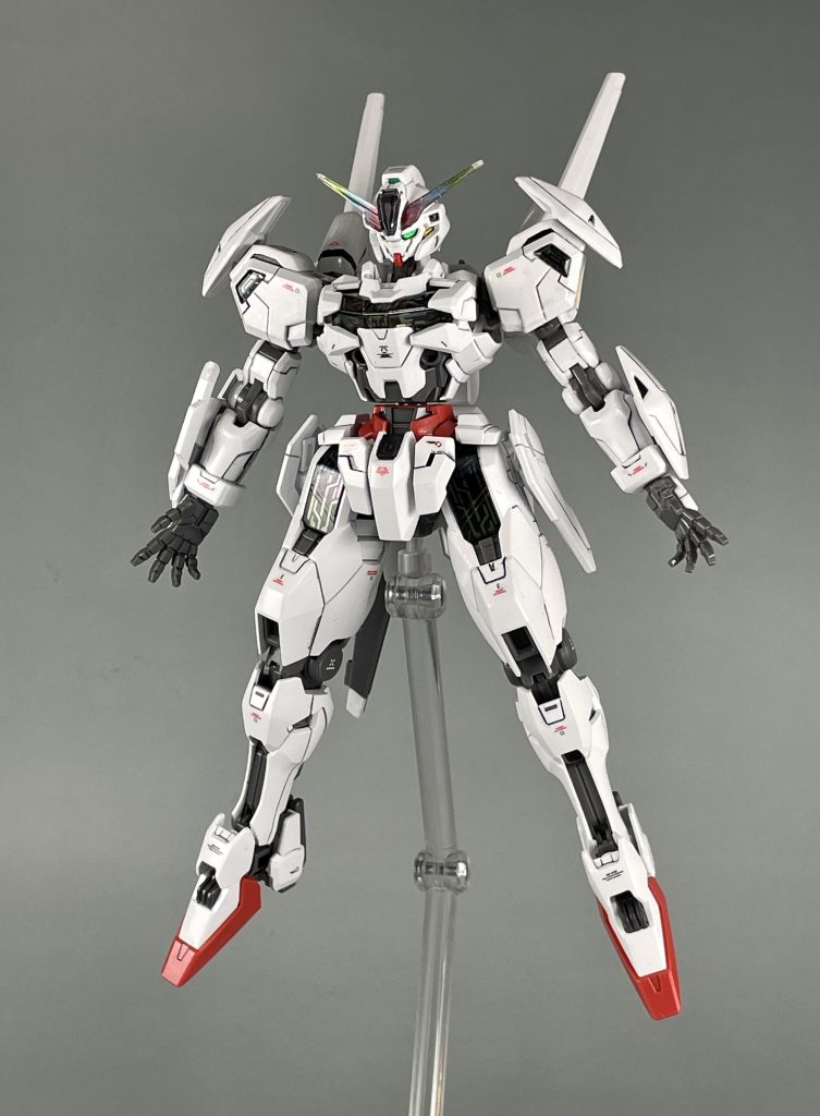 エスカッシャンを分離させてビットオンフォームに。別売りのアクションベースがあれば11基のビットステイヴの展開状態も再現できますね。