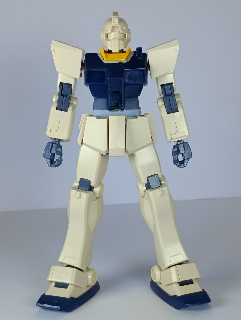 作成中の画像。主な改修点は、 ・頬の部分を斜めに削る ・首をオリジン系のガンダムの首パーツに変更 ・黄色い襟パーツの幅詰め ・腰の延長 ・フロントおよびリアアーマーの側面を削る ・膝先端を切断し、短くする以上のことを行っています。