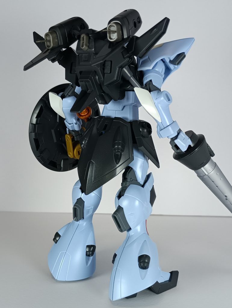 背部。ギャンの基部にブラックナイトルドラのパーツでミキシングしています。基のキットアグネスのギャンなので、白が基調だったのですが、オリジナルのギャンの色を意識して塗りなおしています。（ちょっと違いますが…）