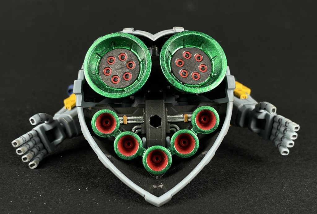 スカート内部。食玩ながらかなり細かい造形になっています。他のジオングのキットでもそうなのですが、ある意味、このスカート内部は個性の出る部分と思っているので、塗ってて楽しいですね。【スカート内部使用塗料】バーニア緑部分:水性ホビーカラー メタリックグリーンバーニア赤部分:シタデルカラー メフィストンレッドスカート内部黒部分:水性ホビーカラー 黒鉄色スカート内部シルバー部分:水性ホビーカラー シルバースカート内部ゴールド部分:リトリビューターアーマー