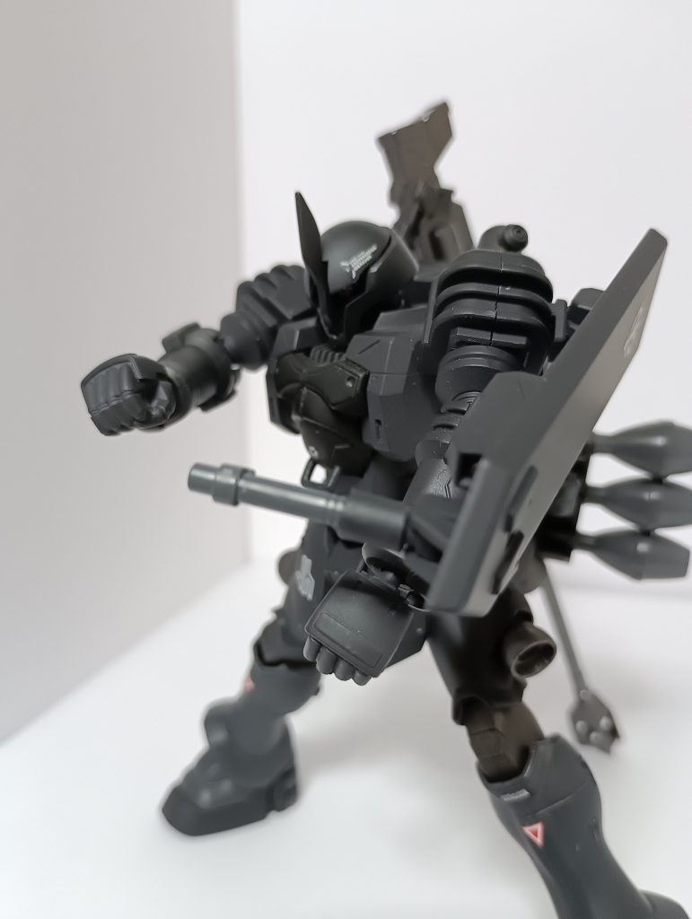 接近戦用の爪はビームサーベルラックにしました。抜刀しなくても使えるようにしています。腕の伸縮機能はオミットしたので、肩の突起はスラスターにしています。