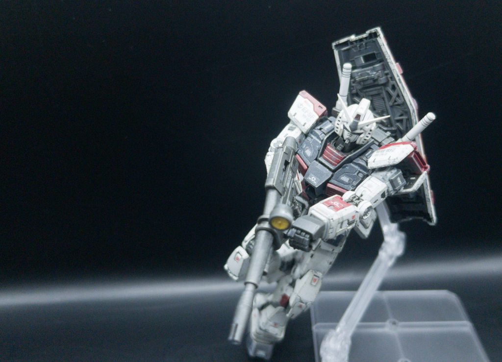 ビームライフル両手持ちハンドパーツは三分割されていて、掴んだものをガッチリホールドしてくれます恐らくみんな思ってることだけど、ハンドパーツが複雑化したことで組み替えるのが若干面倒に感じますね...😅