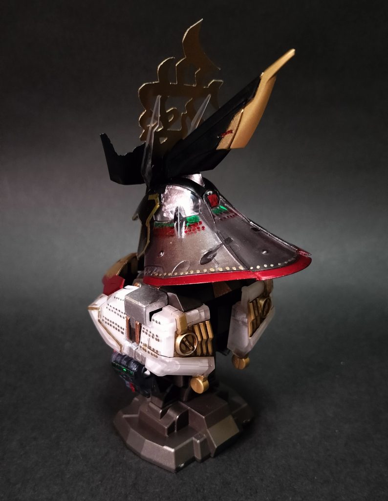 4.        ギュネイよりサイコミュの感応力が劣るため、補助装備としてプレート(plate)アンテナが増設されていることが最大の特徴だ。