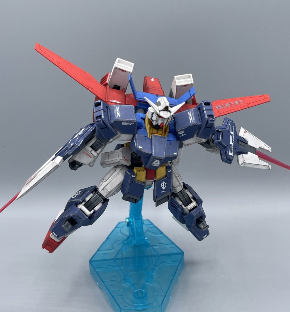 ミサイルランチャー 両肩・両ひざには開閉式のミサイルハッチが装備されています。HGでも、このギミックが再現されているのは凄いですね。