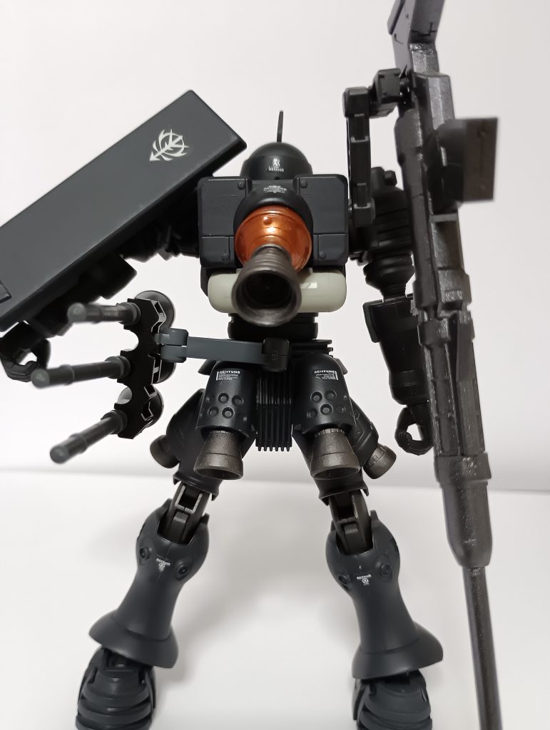 パンツァーファウストのラックは上のように可動し、手に持たなくても発射することは可能です。あと、ケンプファー背部のパーツを移植し、バーニアを増設しています。