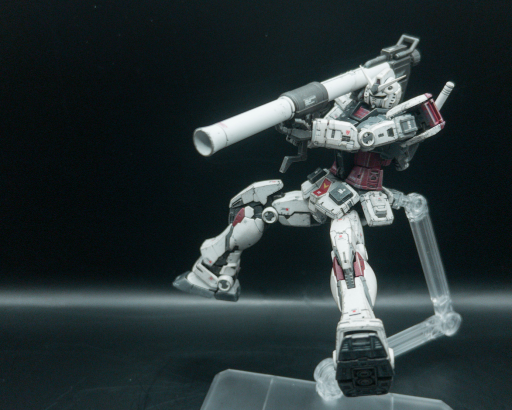 バズーカで目標を狙い撃つ!股関節パーツのスライドギミックのおかげて足を前方に投げ出すポージングも決まりますねちなみに目玉だったコアファイターごと曲がるお腹のギミックはそれほど活かせてない印象(私がちゃんと理解してない可能性大