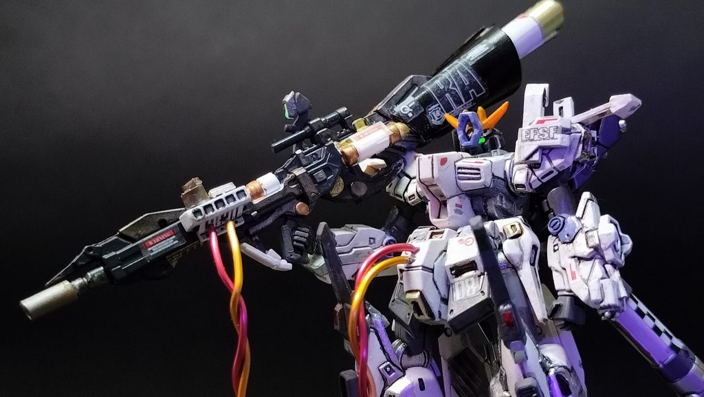 ５.        左肩に装着している2本の突起物は、ファンネル操作用のサイコミュ増幅送信機だ。本来は両肩に一本ずつの予定だったが、“ターミネーター”を担ぐ際に干渉してしまうことから、左肩に集約した。