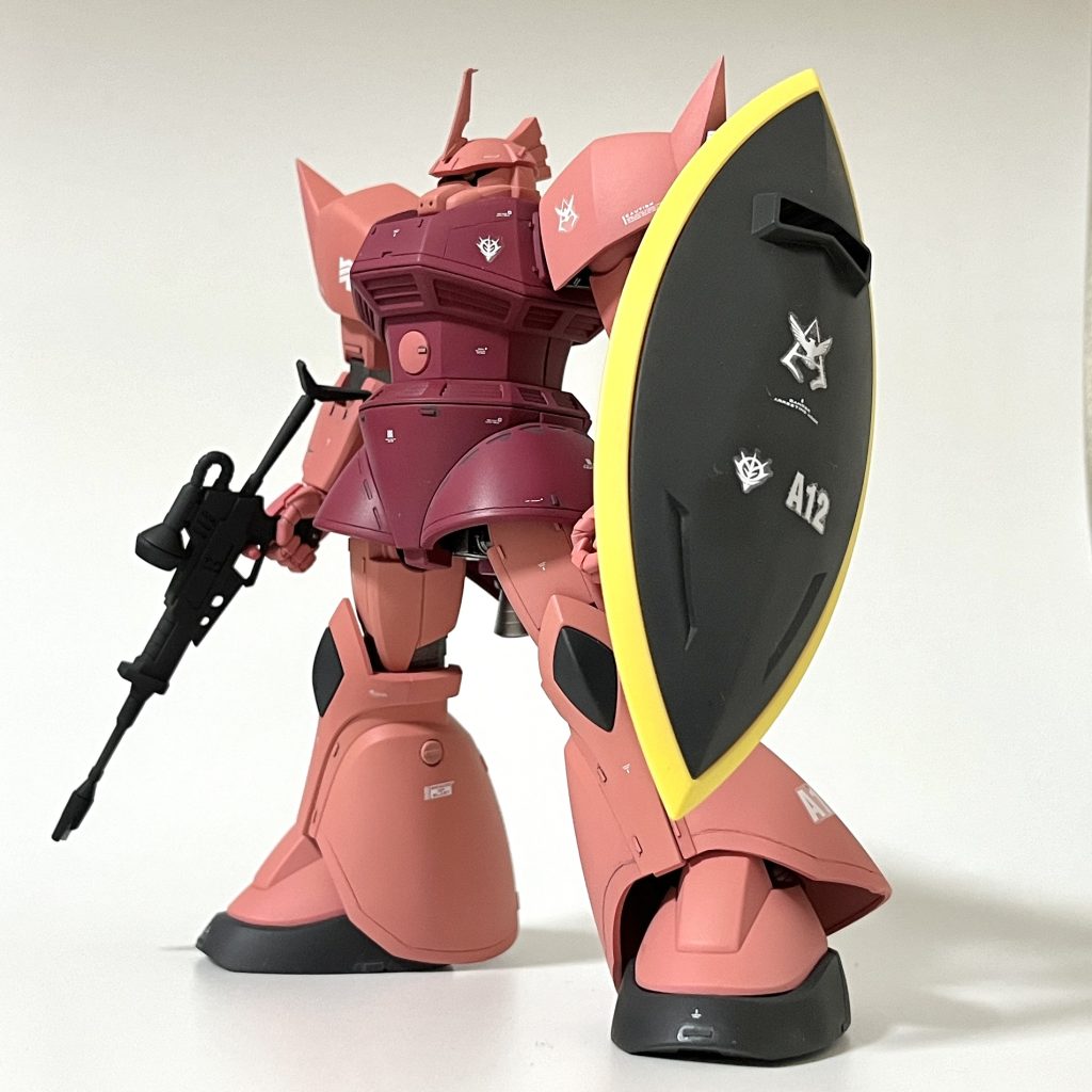 フル装備です。作ってみると「ゲルググってマッシブなんだなぁ〜」と実感します。