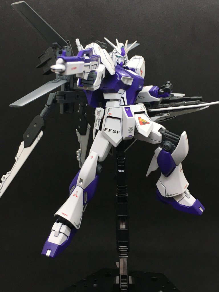 ストライクガンダムのストライカーパックに相当するオプションの強化装備「エンフォーサー」用意しています。サムネイルにもなっているこちらはエールストライカーをモチーフにした飛行強化装備の「エアライド・エンフォーサー」です。 エアライドはカービィの...ではなく、初代トランスフォーマーのエアーボット部隊の一人、戦士エアーライダーに由来します。