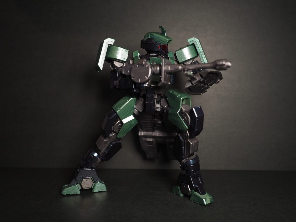 装甲部分は、メタリックグリーンとゴールドを確か2:1くらいで混ぜ合わせて、さらに焼鉄色を少し加えて塗装。うまく混ざらずに黒っぽい粒子が出たので（多分焼鉄色の成分）、部品長辺方向に筆を運んであえて黒い筋を残しました。色の濃い装甲部分は、メタリックブルー＋メタルブラックで。