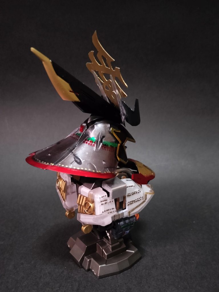 6.    今回ダイクン総帥による全ネオ・ジオンMSパイロットへの量産型サザビー支給にともない、先祖のサムライ・ウォリアーの鎧を模したカスタマイズを行った。