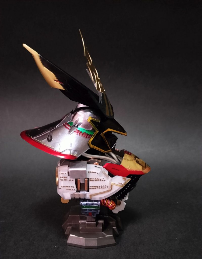 7.    ちなみにマスク部にあるヒゲはデコレーションではなく、アンテナである。プレートアンテナで増幅受信したサイコ・ウェーブが許容値を超えてしまうとセビルの精神に障害をおよぼす恐れがあり、その際にオーバーフローしたサイコ・ウェーブを放出するための「サイコ・ドレーン」なのだ。