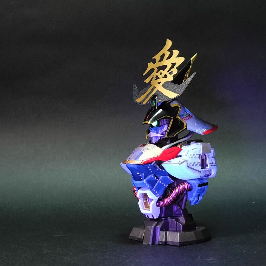 8.    鎧のルックスにヒゲまでついているMSの外見から、会敵したパイロットはもれなくこのサザビーのパイロットが老人男性だと思い込むが、セビルはまだ17歳の未成年女性パイロットだ。