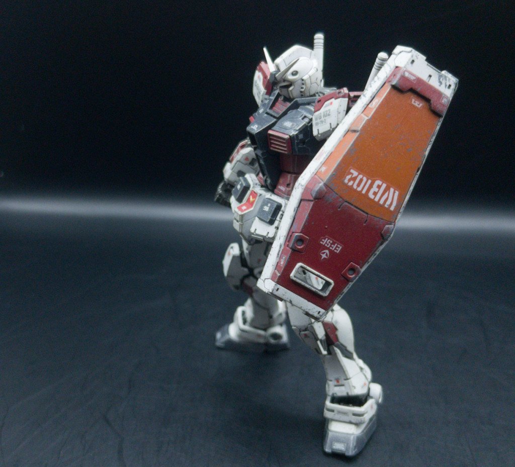 レフトサイドシールドに少々手を加えてサンダーボルト版に近づける努力をしました!元の十時のパーツをはめる穴は、タミヤの光硬化パテを使用一度に全部埋めたため、少々厚盛りだったのか硬化はイマイチ(ちゃんと説明書読まないとダメですね 😅