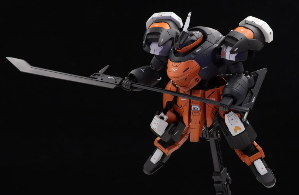 ロングブレードは持ち手を伸ばすことで両手での保持が可能。肩を跳ね上げ、スラスターを後方にすることで機動力の向上。ライド機(ガンダムエティア)の随伴機にあたる2番機のみブレードアンテナを装備する。