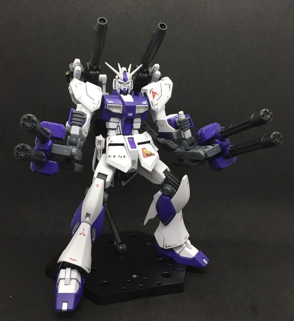 ガトリングガンは以前ヘビーアームズ(EW版)製作時に余っていたヘビーアームズ改のダブルガトリングを使用。アームアームズ付属のグリップ風パーツで保持させるのがミソです。 背面のキャノン+ミサイルはビルダーズパーツHDの「MSキャノン01」を使用。