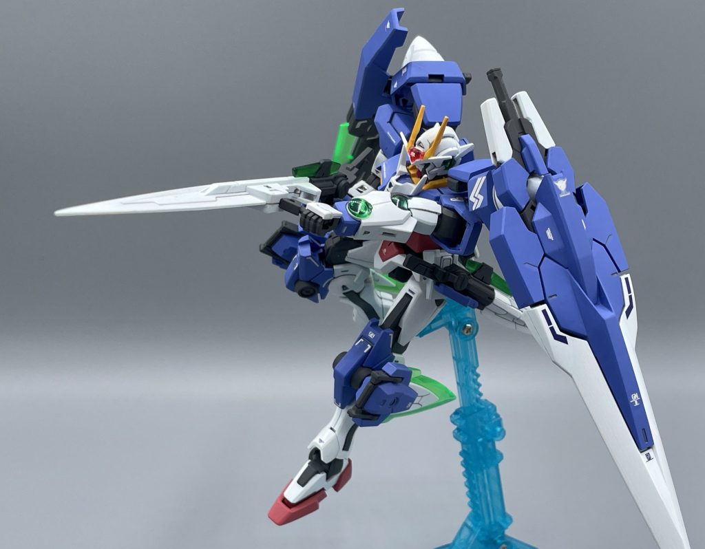 〈3本目〉GNソードⅡロング GNソードⅡロングは、もちろんライフルモードに変形が可能です。以前の物よりも威力は高められているものの、粒子消費量が増えて連射性は落ちているそうです。