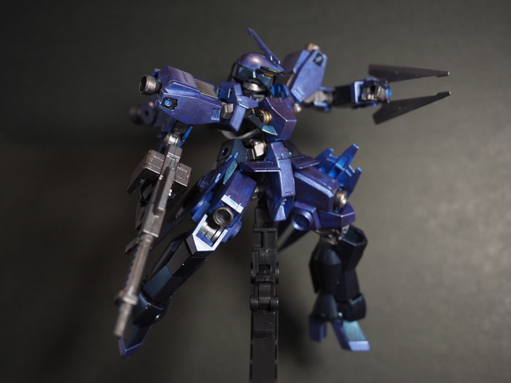 塗るときは、基本、部品の長手方向に沿って運筆。今回は重ね塗りは2度までに抑えました。そうするとメタル塗料の粒子の流れが残って、ヘアライン的に現れます。