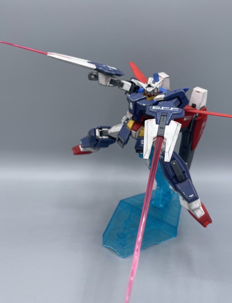 ビームサーベル!! ビーム発射口からはサーベル刃を発生させることも可能です。殺意高めのシールドですね(笑)