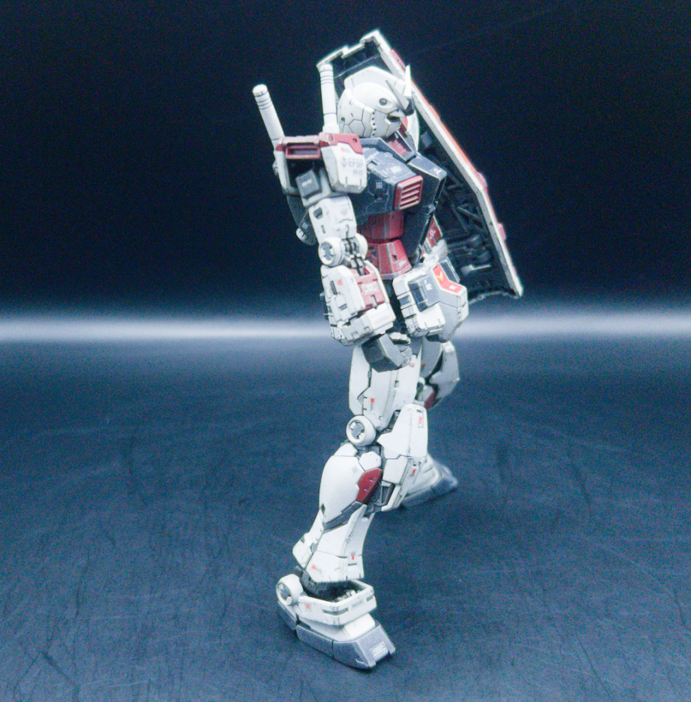 ライトサイド合わせ目が存在しないかのようなパーツの分割が凄すぎるやすりがけを 400番 のみで仕上げましたが、ウェザリングするとあまり気にならないですね(いつもは 400 → 600 → 800番)気にならないのは視力が落ちたせいかもしれませんがw