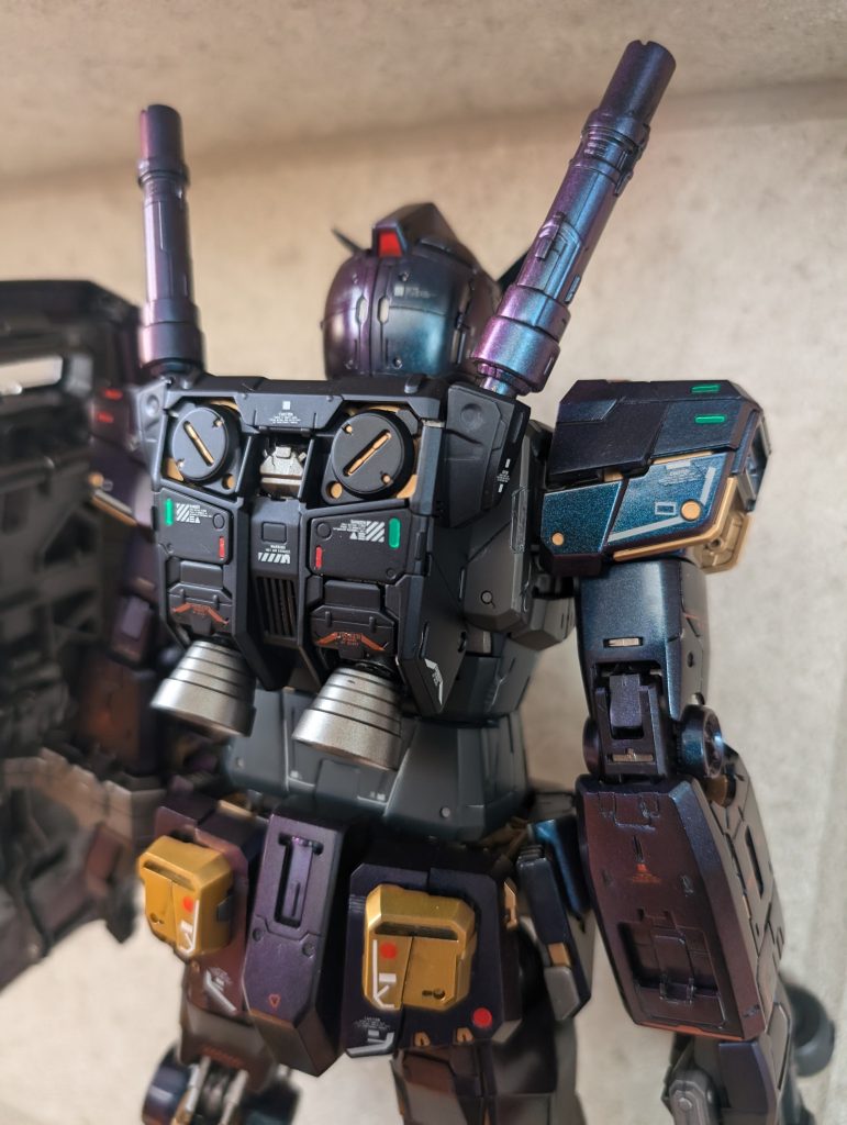 背中も様になります。