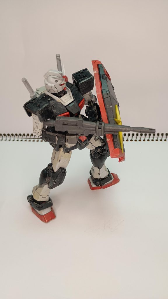 白も含めて全塗装です。銀ハゲのチッピングまでで抑えとけば良かったのですが、試作テスト機だから機体に負荷を与えて無理をさせてるというイメージで泥汚れも増やしてます。