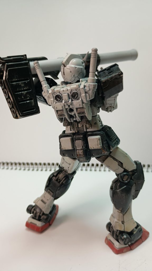 バスーカ肩撃ちですね。ウェザリングしすぎの汚しすぎです。