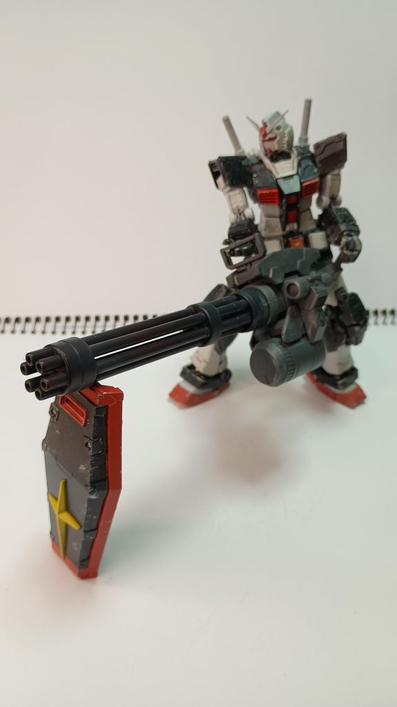 輝き撃ちですね。もちろんこのまま射撃開始したらシールドがえらいことになります。あくまでも待機で駐機状態です。もちろんガトリングガンは付属しません。 