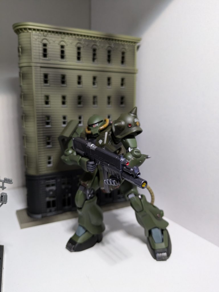 写真では割と鮮やかに緑がでてますが、もっと渋い色合いです。自衛隊の戦車を参考にしたけど、なんか違って難しいと思いました