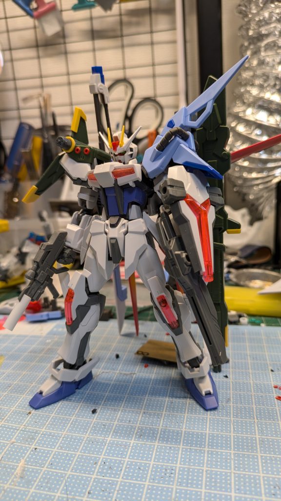 エクシードギャラクシーとオプションパーツセットのパーフェクトストライカーです頭部はノーマルのストライクを使用一部シャープ化ライフルをショートバレル化し部分塗装です（ライフルはSDみたいになってしまったので銃口変えて誤魔化しました）