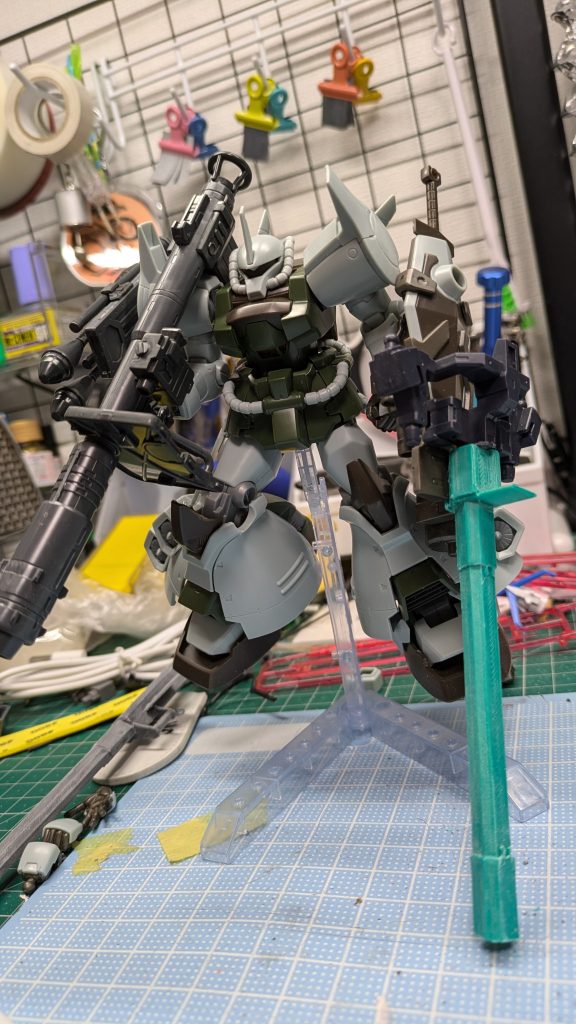 ガンダムベースのグフ・フライトタイプとウェポンセットで製作しましたグフクリムゾンカスタムを積んでるのに、つい紅く塗ってしまいました