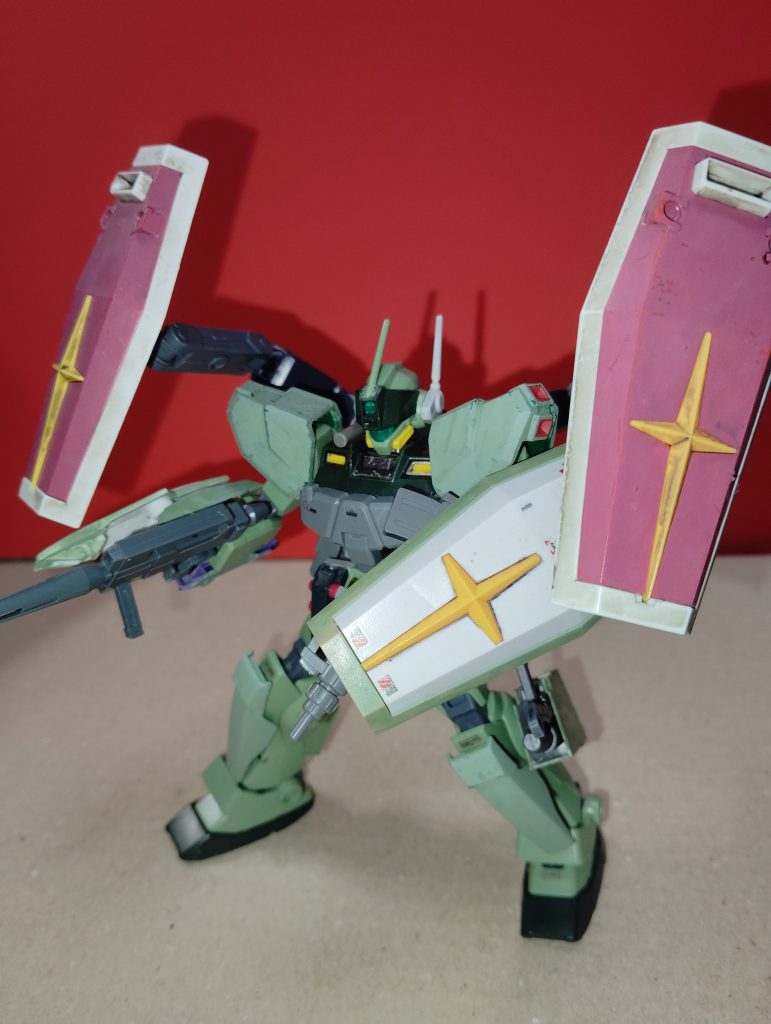 スナイパーIIとは言ってますけどスナイパーライフルは持ってません、まぁ公式設定にも色々出来る機体…みたいな事書いてありましたから。 