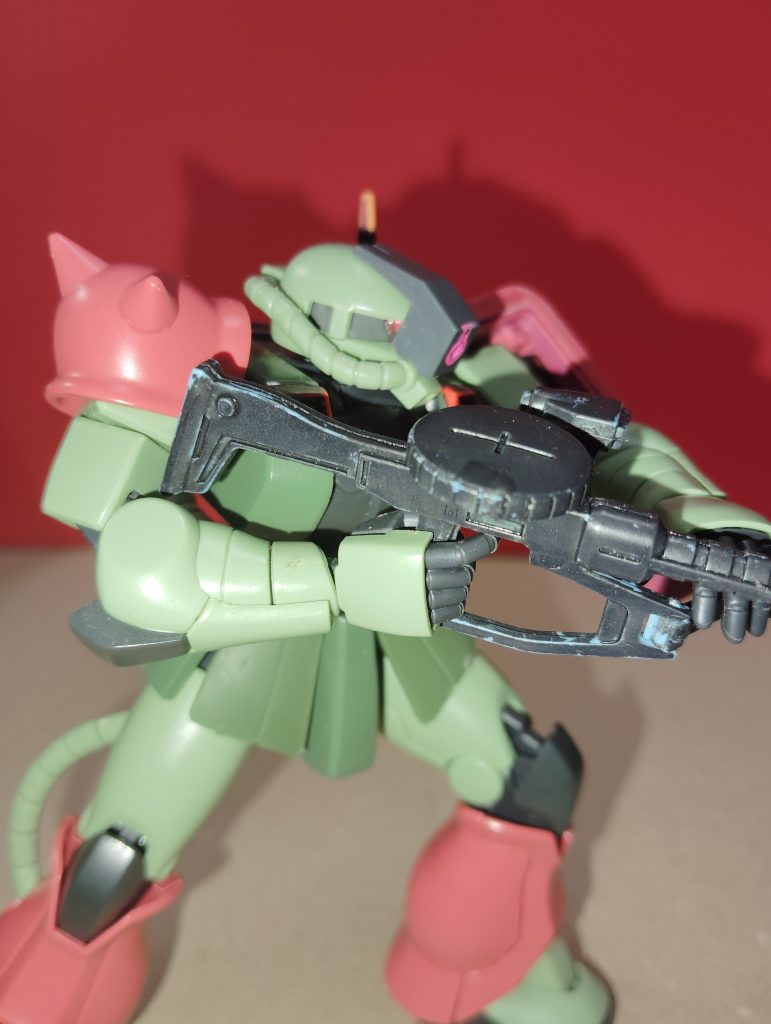 武装はザクマシンガン改のみバイザーとアンテナを新調しただけです。