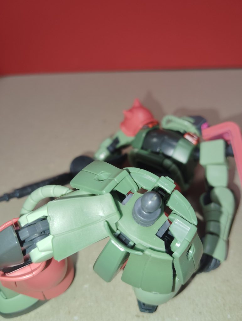 可動域があるけど3mm穴が無い軟質パーツ、それをフロントスカート部以外切り飛ばして可動もするし3mm穴もあるスカートの完成。