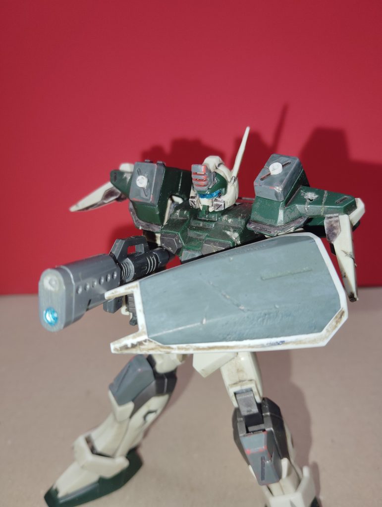 主兵装はスプレーガン。バスターガンダムの代名詞とも言える二つのキャノンはオミット、