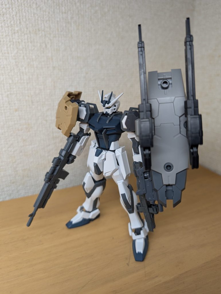 リハビリ目的の為、基本的にストライク自体には手を加えず、30MMとMSGのパーツや武器をポン付けして作製。ただカラーをネイビーブルーにしたせいでパッと見フェイズシフトダウンしたストライクにしか見えず、(ﾉ∀`)ｱﾁｬｰとなり頭を抱え、しかも塗装も斑になってしまい絶句。