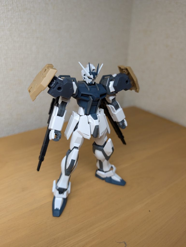 ホントはエールパックみたいに背負い物を用意したかったけどなんかごちゃごちゃしそうだし、劇中でデュエルやバスターが素の状態でエールストライクと機動戦闘してたので、機動力も問題ないやろ、ナシでええや、となりました。肩の増加装甲パーツは、3mmのピンバイスで無理繰り穴を開けて装着。唯一の改造点である（改造と言っていいかは疑問だが）