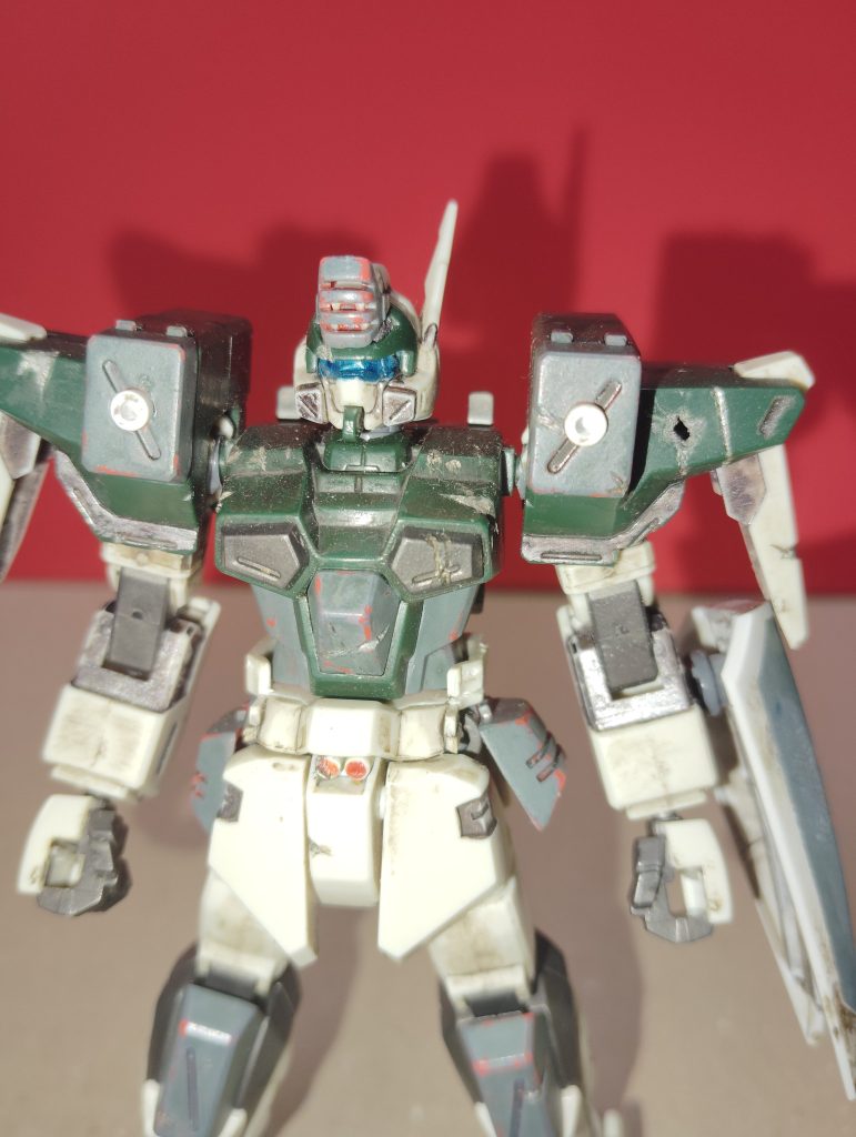 顔はツインアイの部分を削って青く塗っただけです。