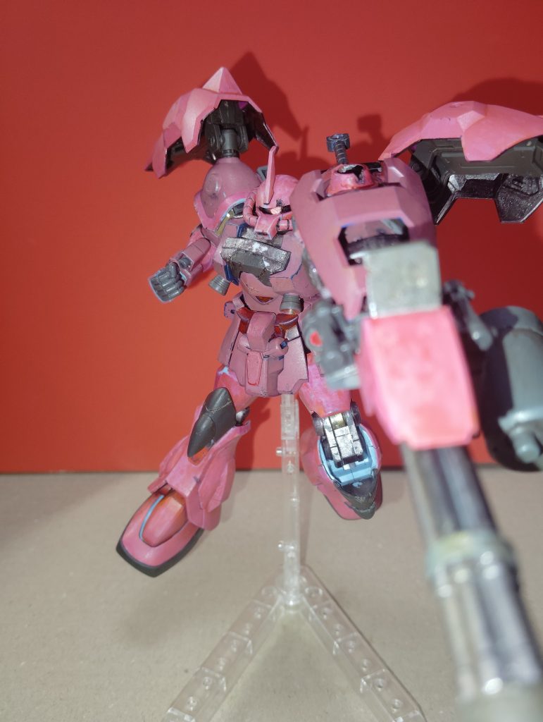 武装はグフカスタムの代名詞ガトリングシールド、ヒートソードそして紹介できてませんがバインダーにビームサーベルが2基装備してあります。